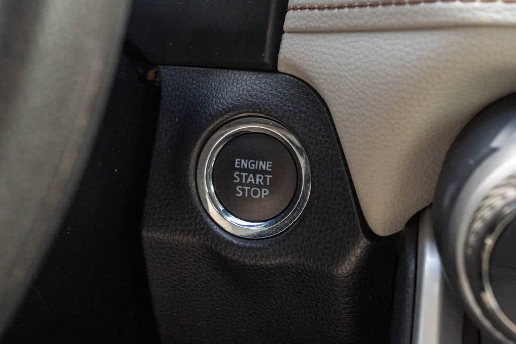 Used 2021 Toyota RAV4 XLE w/ Convenience Package FWD image 27