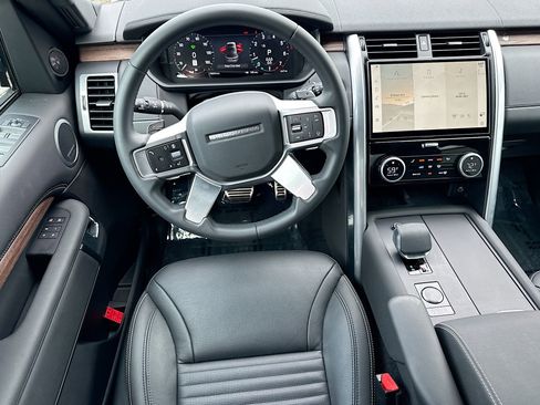 Used 2025 Land Rover Discovery Dynamic SE AWD/4WD image 17