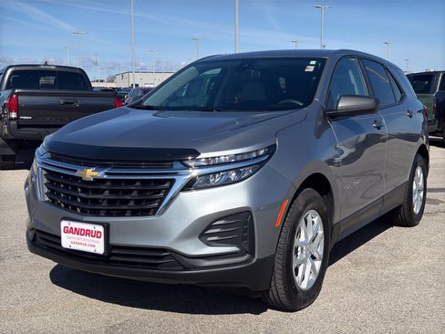 Used 2023 Chevrolet Equinox LS w/ LS Convenience Package AWD/4WD image 2