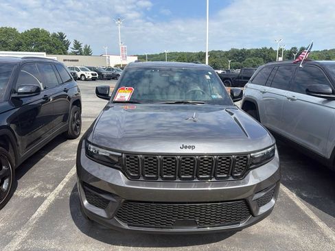 Used 2024 Jeep Grand Cherokee Altitude AWD/4WD image 2