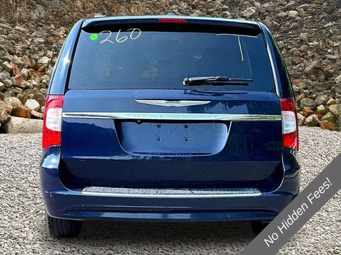 Used 2015 Chrysler Town & Country Touring FWD image 4