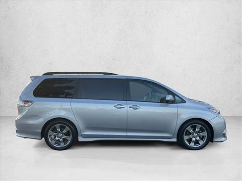 Used 2017 Toyota Sienna SE image 4