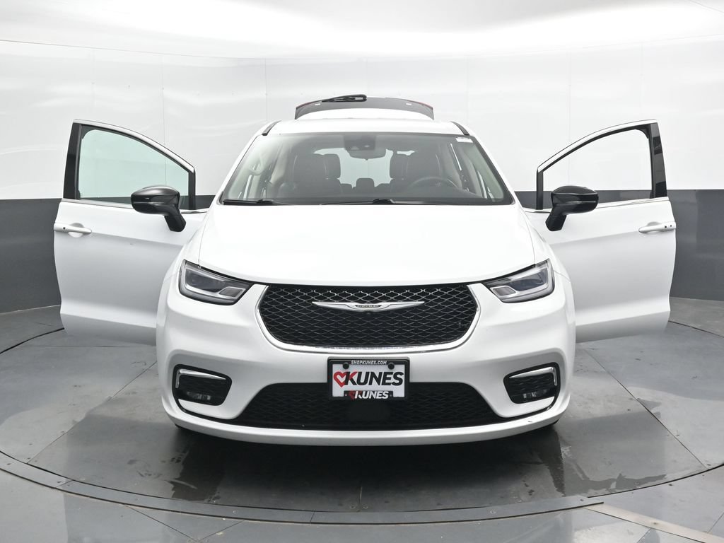Used 2024 Chrysler Pacifica Touring-L FWD image 48