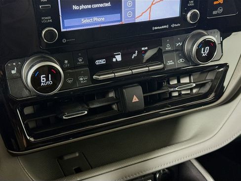 Certified 2021 Toyota Highlander XLE AWD/4WD image 16