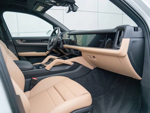 Certified 2026 Porsche Cayenne image 24