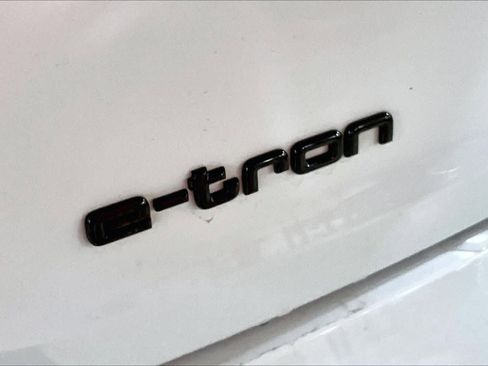 Certified 2022 Audi e-tron Premium image 34