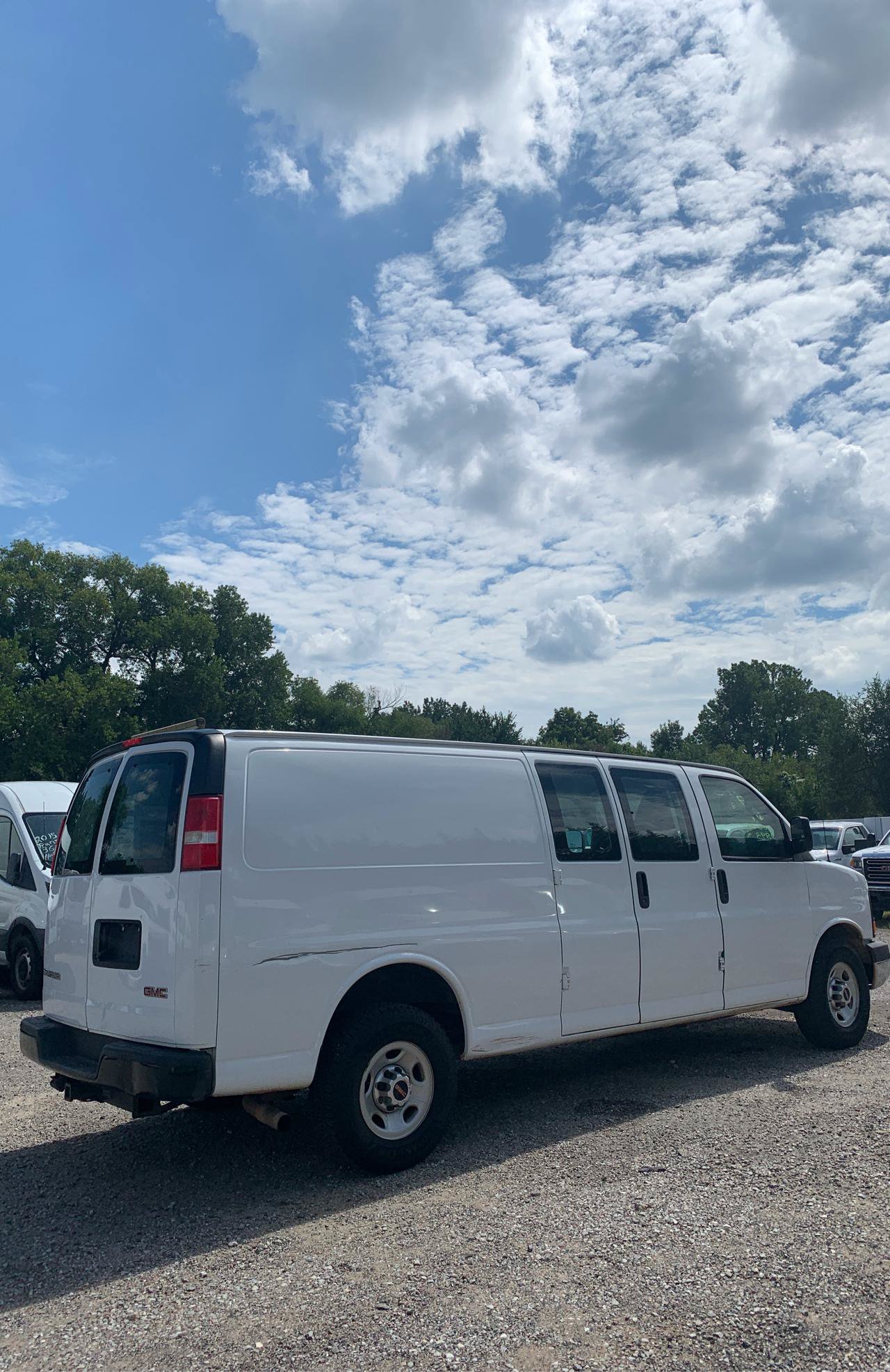 Used 2017 GMC Savana 2500 Extended RWD image 5