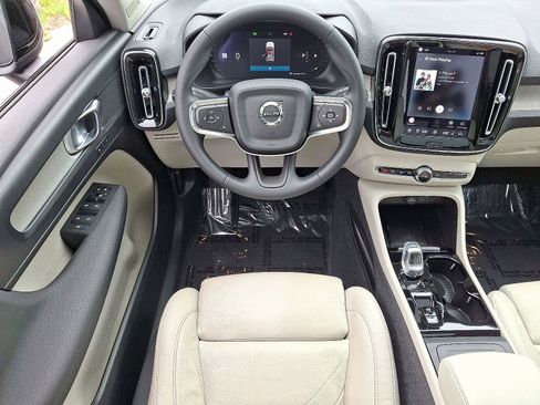 Used 2023 Volvo XC40 B5 Plus w/ Protection Package Premier AWD/4WD image 11