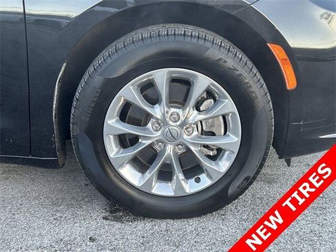 Certified 2022 Chrysler Pacifica Touring-L image 13