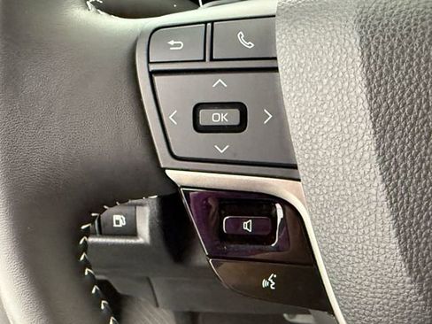 Used 2025 Toyota Camry SE w/ Convenience Package image 11