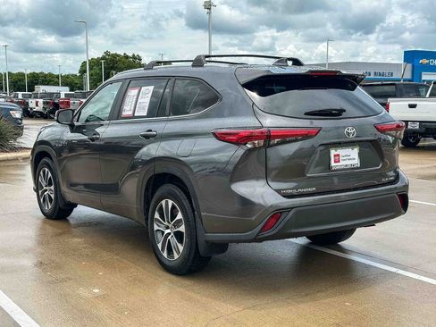 Used 2023 Toyota Highlander XLE AWD/4WD image 5