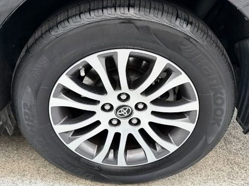 Used 2018 Toyota Sienna XLE image 31