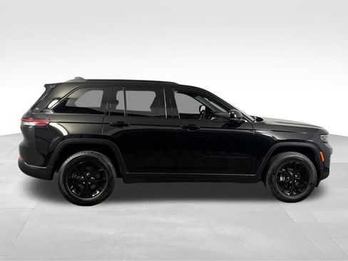 Used 2025 Jeep Grand Cherokee Altitude AWD/4WD image 4