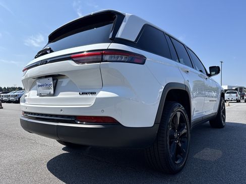 Used 2023 Jeep Grand Cherokee Limited w/ Black Appearance Package AWD/4WD image 10