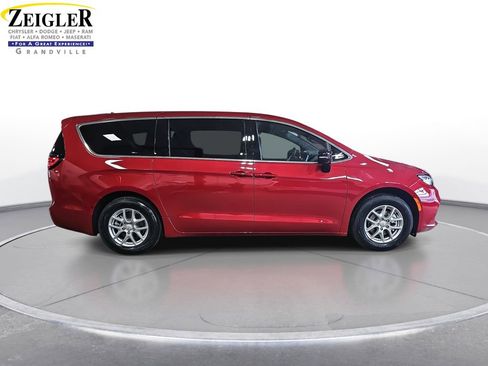 New 2026 Chrysler Pacifica Select image 4