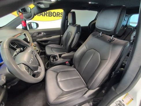 Used 2025 Chrysler Pacifica Select FWD image 11