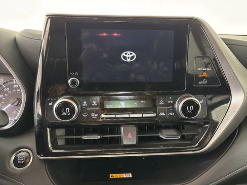 Used 2025 Toyota Highlander XLE AWD/4WD image 17