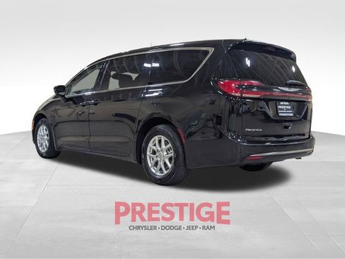 Used 2024 Chrysler Pacifica Touring-L image 10