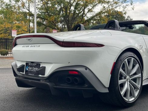 Used 2023 Aston Martin V8 Vantage Roadster RWD image 25