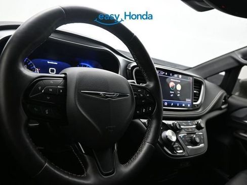 Used 2021 Chrysler Pacifica Touring-L w/ Uconnect Theater Family Group FWD image 10