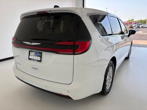 Used 2025 Chrysler Pacifica Select FWD image 23