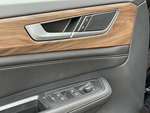 Used 2025 Volkswagen Atlas SE image 14