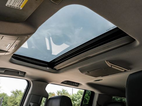 Used 2019 Chevrolet Suburban Premier RWD image 18