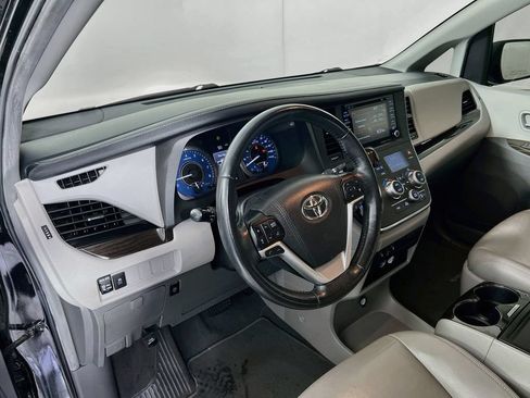 Used 2019 Toyota Sienna XLE FWD image 6