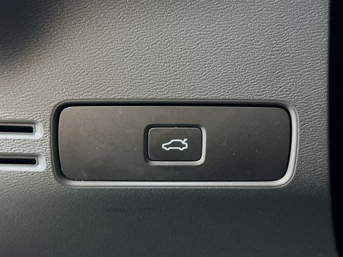 Used 2025 Volvo XC40 B5 Plus AWD/4WD image 17