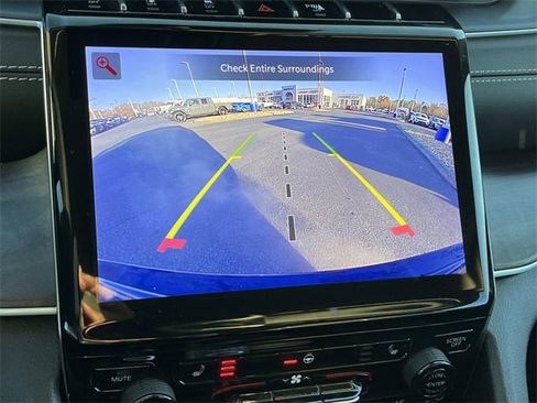 Used 2023 Jeep Grand Cherokee Limited image 35