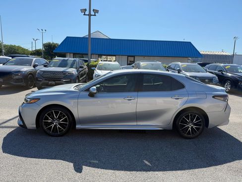 Used 2021 Toyota Camry SE FWD image 3