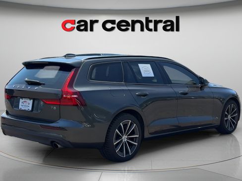 Used 2021 Volvo V60 T5 Momentum FWD image 5