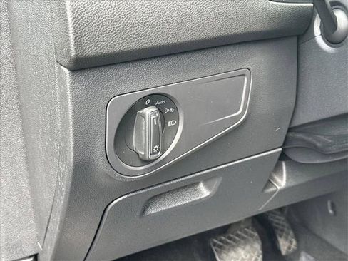 Used 2024 Volkswagen Tiguan SE image 19