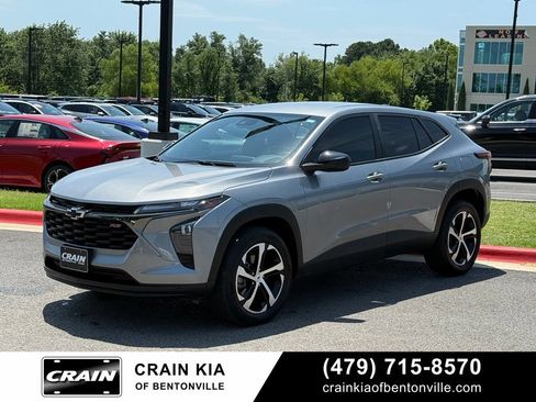 Used 2025 Chevrolet Trax RS FWD image 3