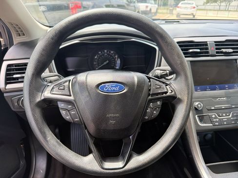 Used 2020 Ford Fusion SE FWD image 25