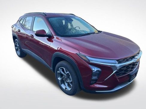 Used 2025 Chevrolet Trax LT w/ LT Convenience Package image 8