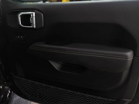 Used 2019 Jeep Wrangler Unlimited Sahara w/ Uconnect 4C Nav & Sound Group image 11