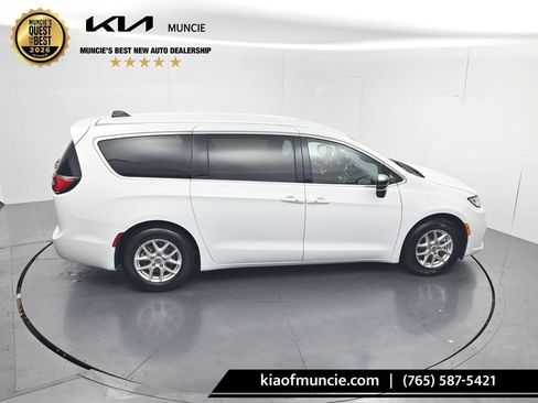 Used 2025 Chrysler Pacifica Select FWD image 48