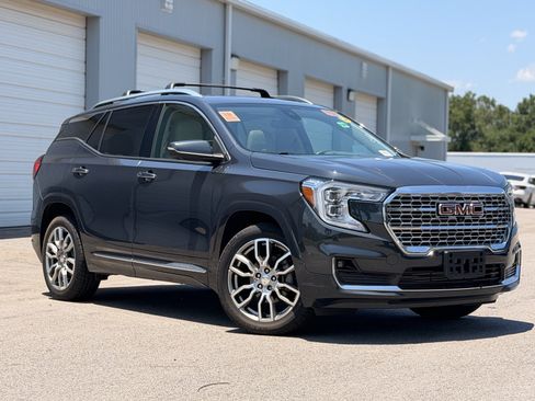 Used 2022 GMC Terrain Denali w/ Denali Premium Package AWD/4WD image 2