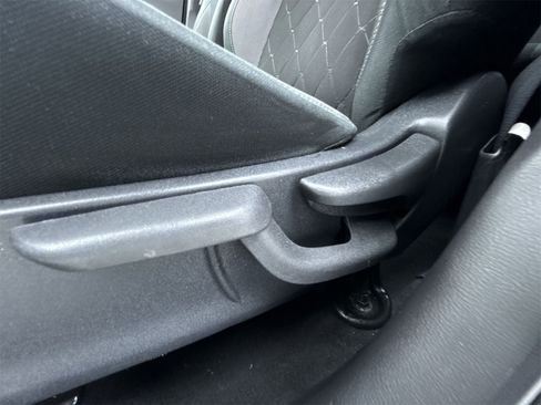 Used 2020 Nissan Kicks S image 17