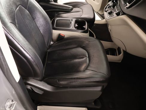 Used 2022 Chrysler Pacifica Touring-L FWD image 14