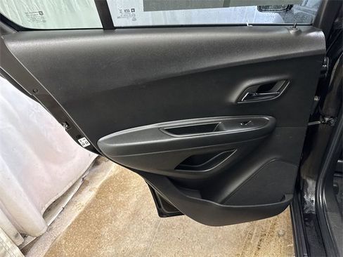 Certified 2022 Chevrolet Trax LT w/ Midnight Edition image 22