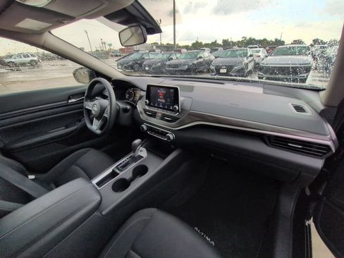 Used 2025 Nissan Altima 2.5 SV FWD image 31