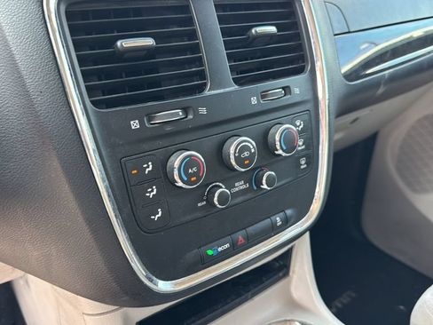 Used 2014 Dodge Grand Caravan SXT FWD image 27