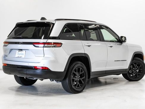 Used 2024 Jeep Grand Cherokee Altitude AWD/4WD image 28