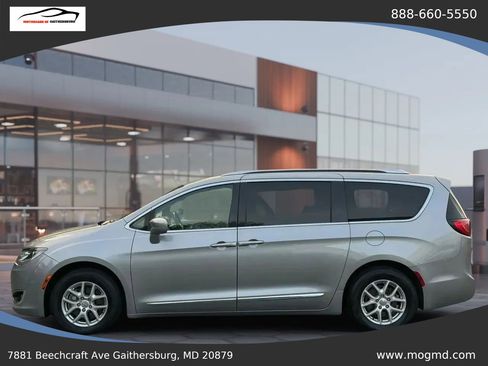 Used 2017 Chrysler Pacifica Touring-L FWD image 9