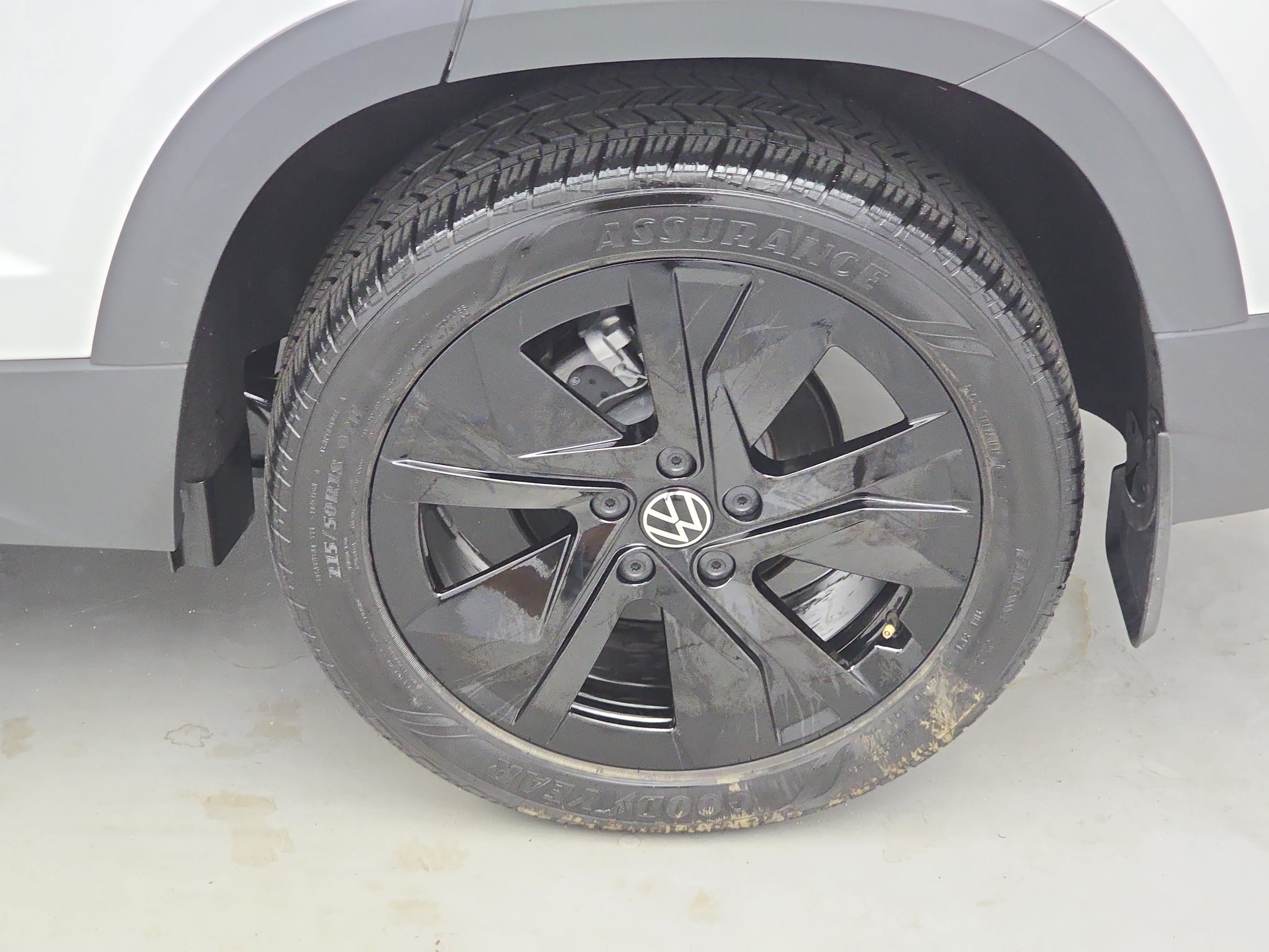 Certified 2025 Volkswagen Taos SE FWD image 33