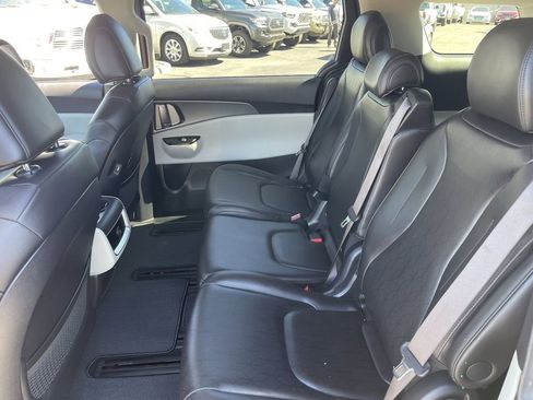 Used 2022 Kia Carnival LX image 16