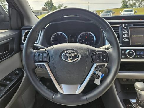 Used 2019 Toyota Highlander Plus FWD image 14