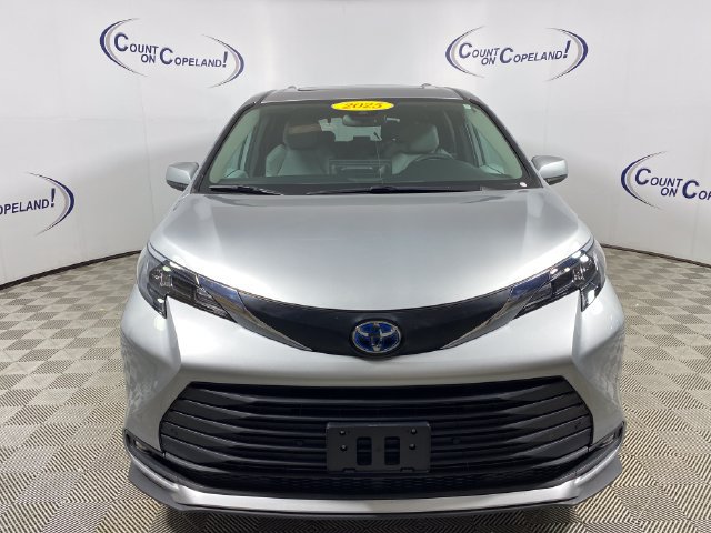 Used 2025 Toyota Sienna XLE FWD image 2